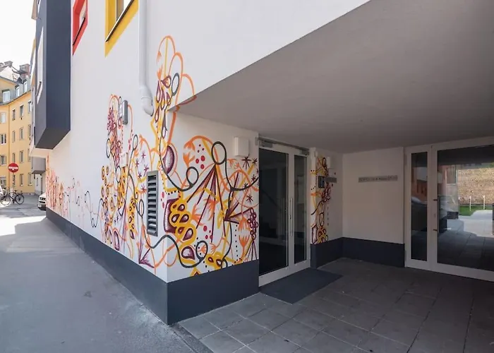 Neu Und Hell In Zentraler Ruhelage Mit Parkplatz