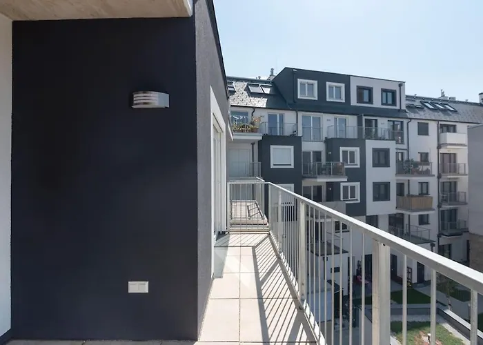 Neu Und Hell In Zentraler Ruhelage Mit Parkplatz